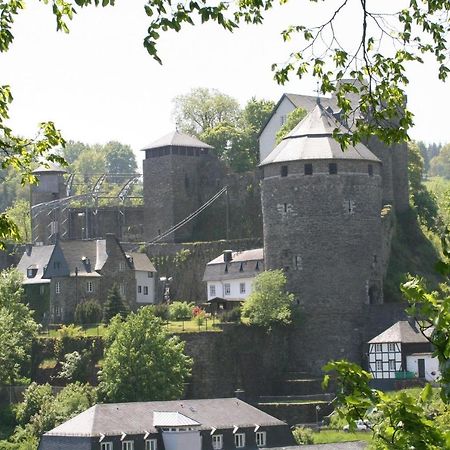 Ferienwohnung "Kunterbunt" Mit Burgblick Und Dachterrasse Monschau Bagian luar foto