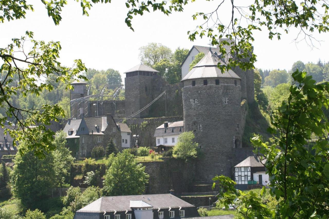 Ferienwohnung "Kunterbunt" Mit Burgblick Und Dachterrasse Monschau Bagian luar foto